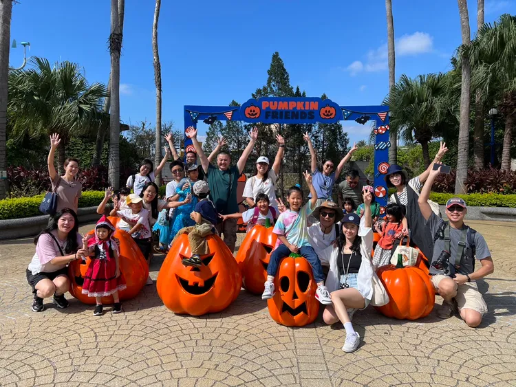 麗寶樂園探索世界推出萬聖扮裝優惠，許多家長帶著孩子扮成喜歡的角色。麗寶樂園提供