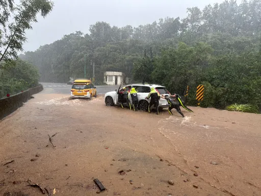 新北金山午後暴雨！道路積水成河　天瀨會館下山民眾一度受困！水中推車前行