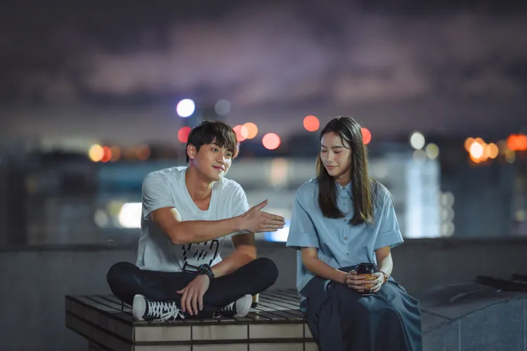 林奕嵐（右）首次和范少勳合作默契十足。鏡文學提供