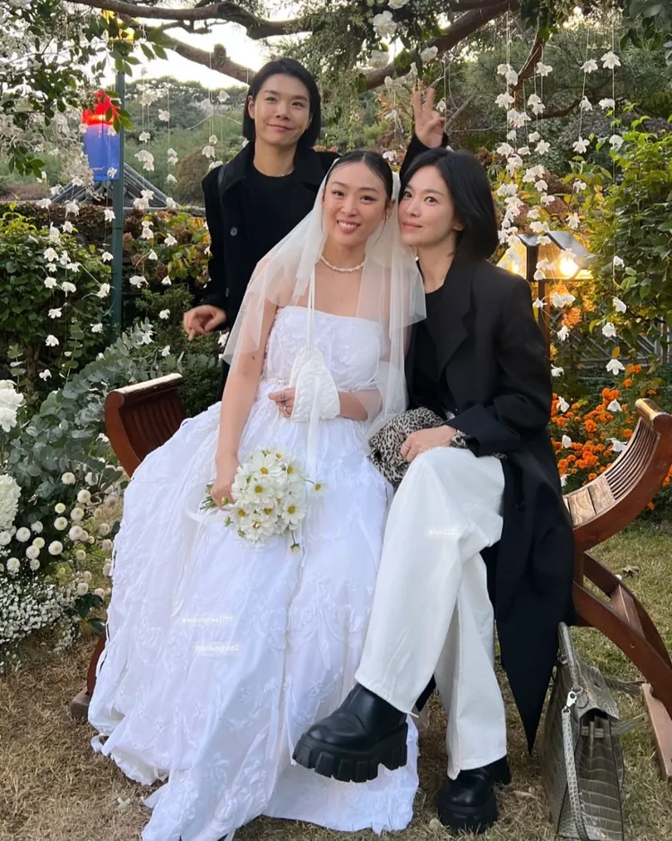 宋慧喬（右） 日前出席友人婚禮，拍照時把百萬愛馬仕包扔地上。翻攝kyo__811 IG