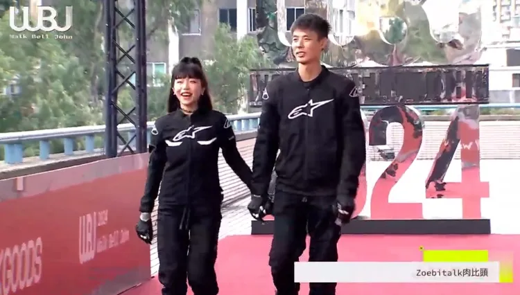 肉比頭走紅毯不忘放閃。翻攝走鐘獎的YT 