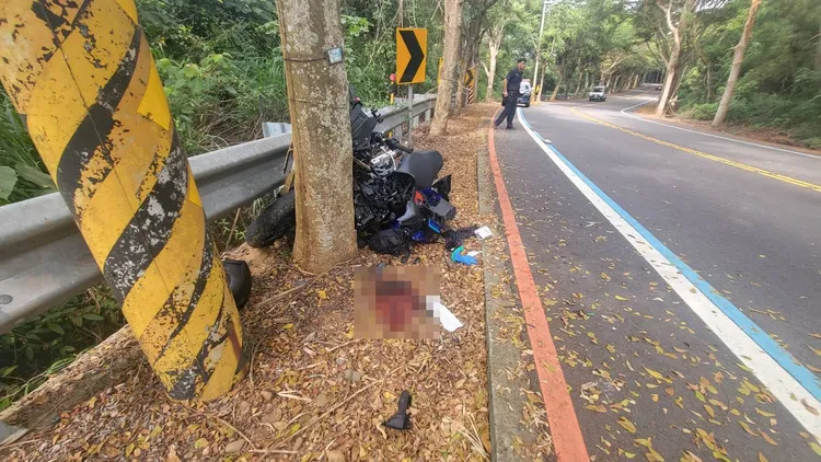 重機幾乎解體，地面還留有血跡。民眾提供