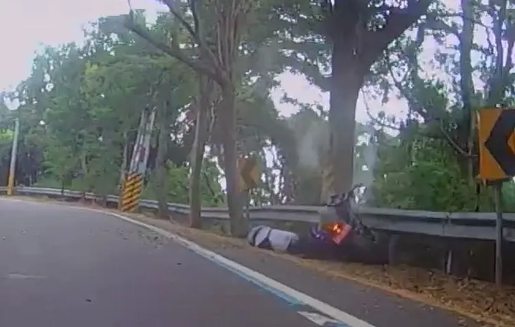 網友被重機超車不到1分鐘，就發現對方已撞車。翻攝臉書「彰化人大小事」