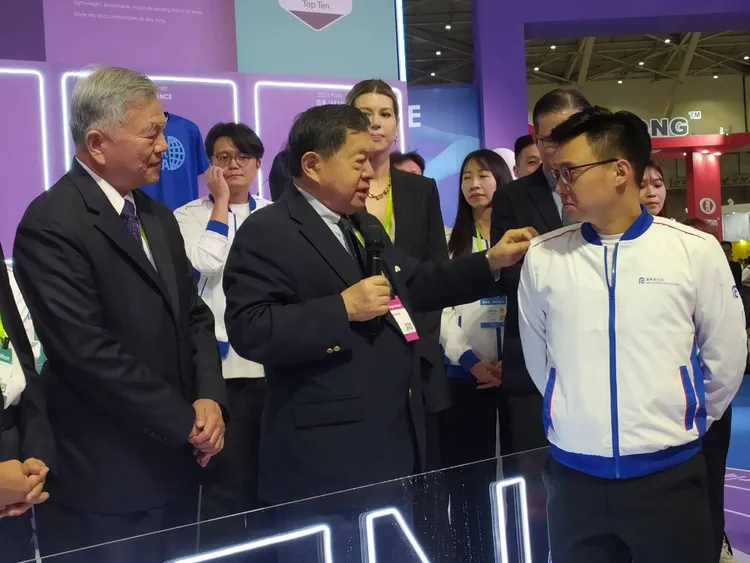 遠東新參加台北紡織展，董事長徐旭東今到該公司參展攤位，說明生產的衣服耐用透氣又防水。許麗珍攝