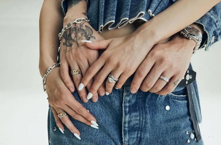 兩人秀婚戒。翻攝hiro_mfs_official IG