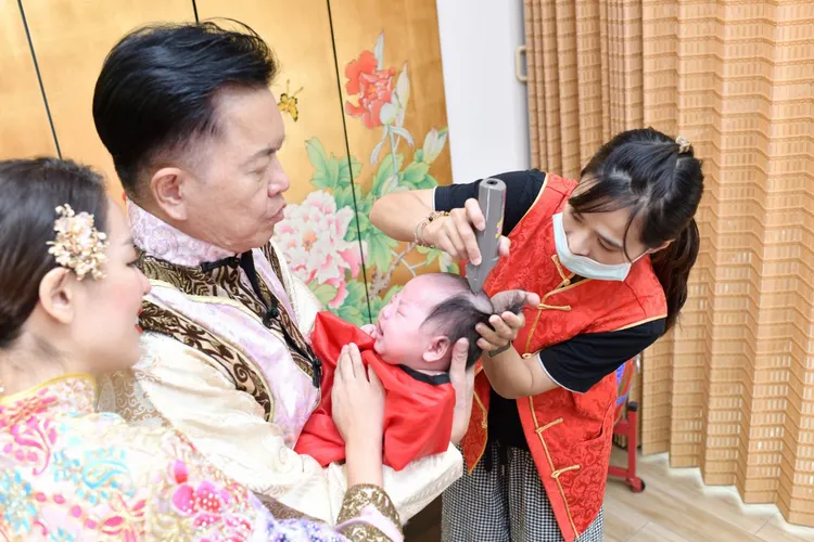 劉伊心為三寶剃下來的胎毛做成胎毛章和臍帶章。傳家手工印章提供