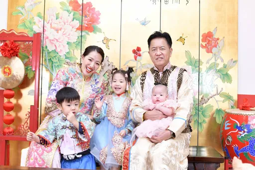 劉伊心為三寶辦成長禮幸福洋溢 望子女未來成鳳成龍