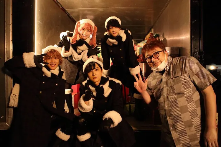 橋本環奈（後排左）和中川大志（前排左）2年前合作電影《黑夜遊行》傳緋聞。翻攝bnp_movie IG