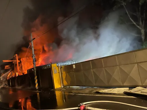 楊梅今晨工廠火警!鐵皮廠房全面燃燒 警消搶救中