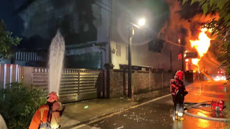 警消佈水線灌救。桃園市消防局提供