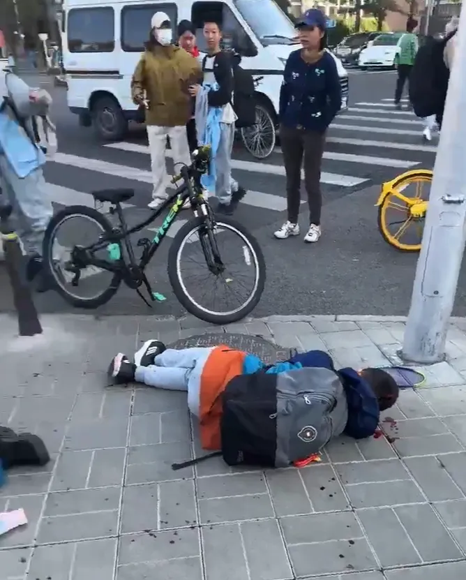 學童被砍傷倒地。翻攝自X @whyyoutouzhele