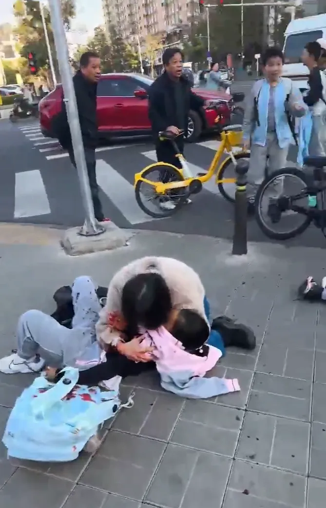 家長抱著手傷小孩大哭。翻攝自X @whyyoutouzhele