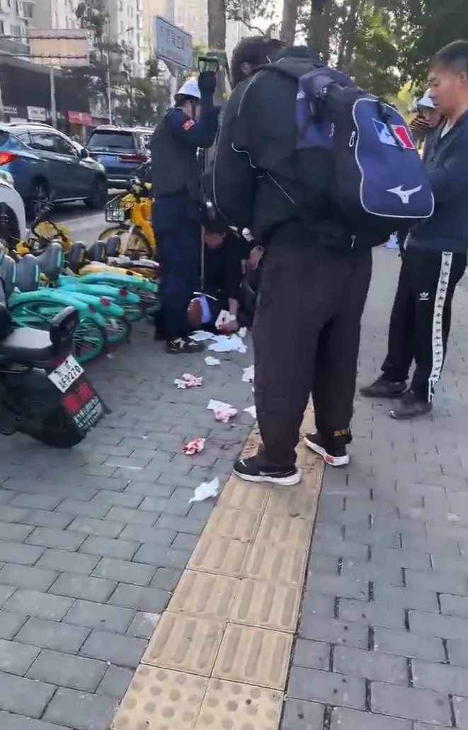 兇嫌被制伏在地。翻攝自X @whyyoutouzhele