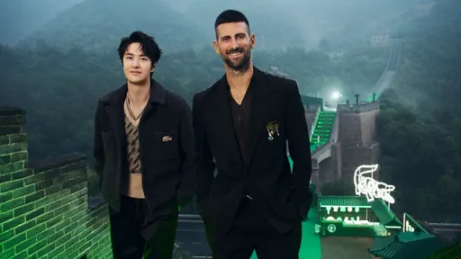 LACOSTE把網球場搬進長城 網球小白王一博對決球王喬帥