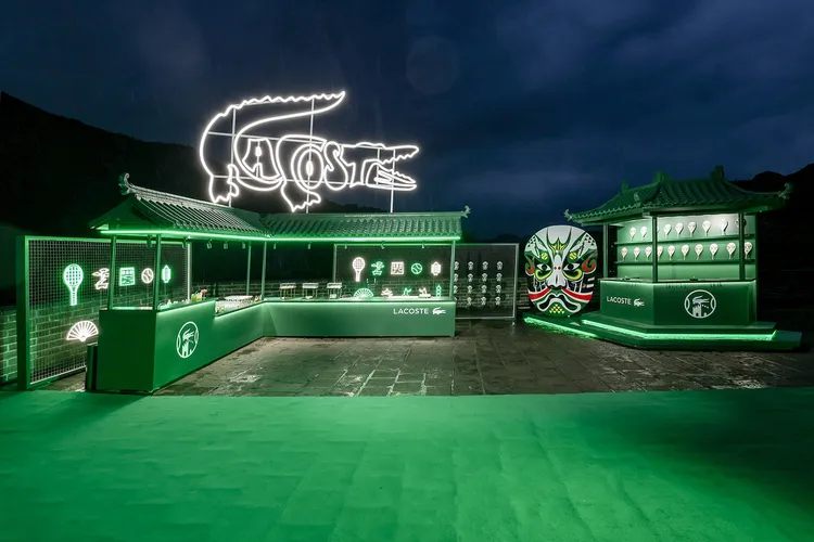 LACOSTE打造出大型網球鱷魚裝置、京劇臉譜裝置。品牌提供