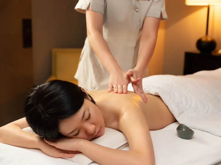 台北文華東方酒店屢獲殊榮的芳療中心，提供世界級的芳療與美容護理經典療程「東方Qi」，結合經絡按摩技術與芳香精油的能量，有效讓身體放鬆與安定。業者提供