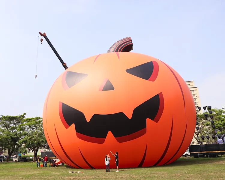 25日起每天晚上7點開始，每半小時都會有大南瓜燈光秀。市府提供