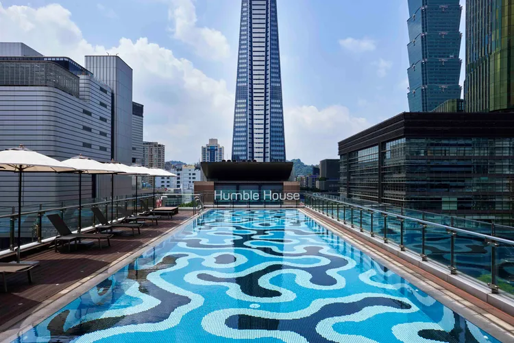 台北艾麗希爾頓格芮精選酒店泳池可看到101等景觀。寒舍集團提供