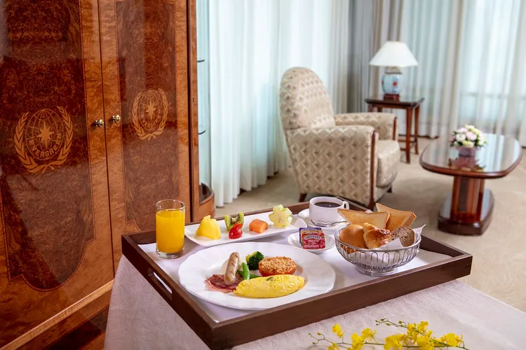 持2張聯合住宿券可入住長榮桂冠酒店（台北）20坪的豪華家庭套房，且包含4客早餐。長榮酒店提供