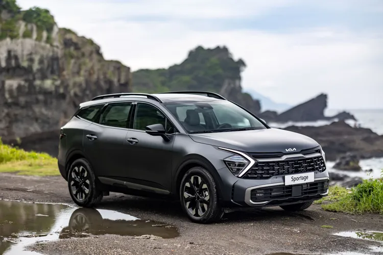 全新25年式Sportage以原售價117.9萬起正式上市，導入X-line 2WD車型，以共四款車型的多樣化編成，滿足消費者的不同需求。業者提供