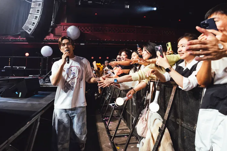 告五人雲安開唱，與粉絲近距離互動。圖／相信音樂提供