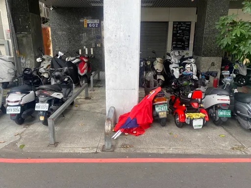 台中曉明女中旁天橋9支國旗被折斷 29歲嫌犯被逮!理由超瞎