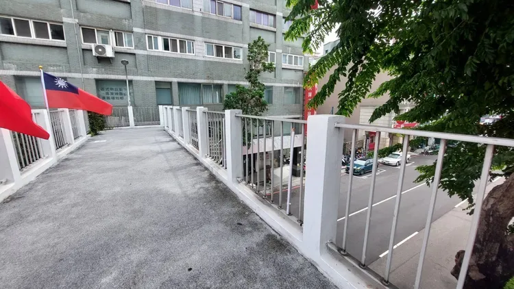 天橋上共有9支國旗被張嫌折斷。民眾提供