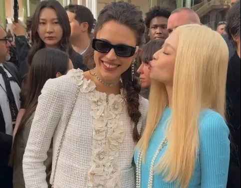 Jennie看香奈兒大秀遭「種族歧視」?!美國女星見她嘟嘴獻吻撇頭躲開