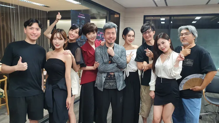 寇乃馨（左四）和黃國倫（中）找來好友潘奕如（左三）擔綱新戲《穿越黑暗擁抱你》的戲劇指導。寇乃馨提供
