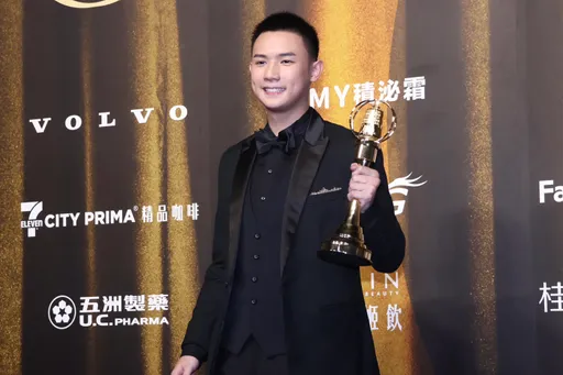 金鐘獎|謝祖武21歲帥兒謝展榮奪新人獎 台上獨漏老爸後台才補上