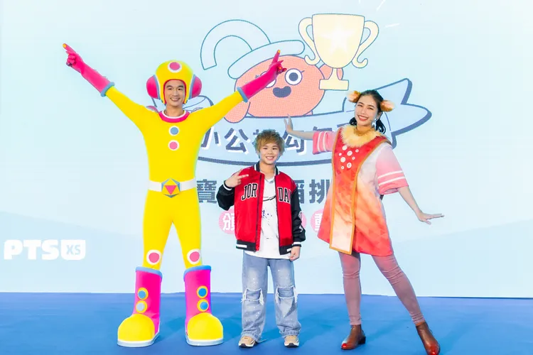 NANA（中）、TCUP（左）、動物精靈梅花鹿「跳跳」合體，炒熱現場氣氛。小公視提供