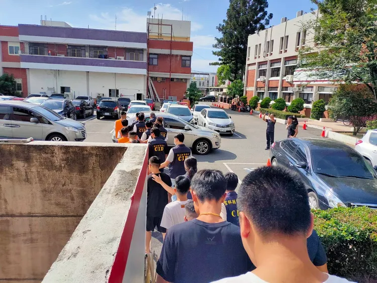 雲林警方逮捕許男等11人送辦。警方提供