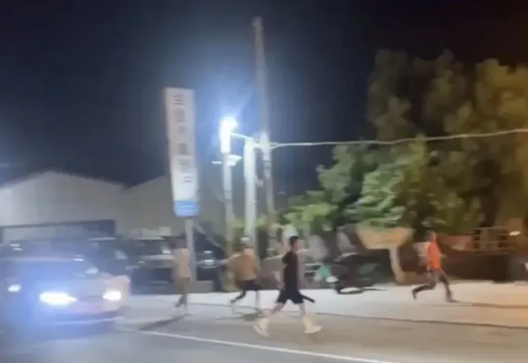 兩部轎車坐了快10人，下車後持棍棒朝店家招牌、停放的轎車猛砸。翻攝照片