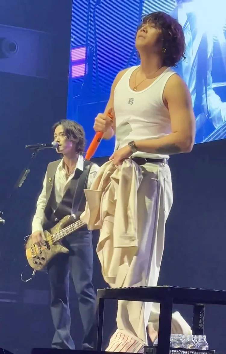 FTISLAND昨晚在高雄海音館演出，崔敏煥只能在幕後打鼓，李洪基（右）、李在真唱到《STAY》哽咽哭了。翻攝X（推特）