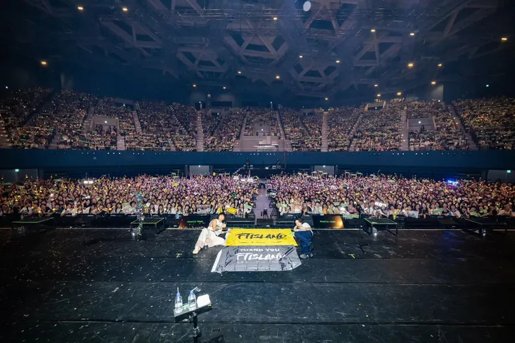 李洪基（左）昨晚演出結束後在IG發文，但外界有另一番解讀。翻攝李洪基IG