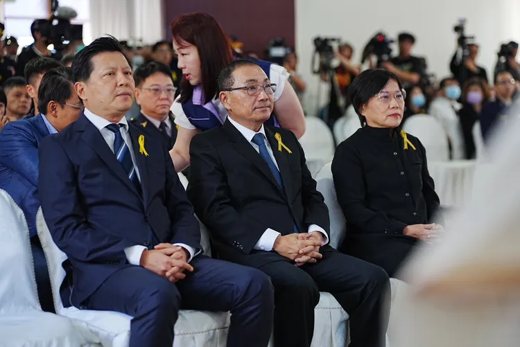 內政部長劉世芳、新北市長侯友宜(中)，副市長朱惕之等人皆出席致哀。警方提供