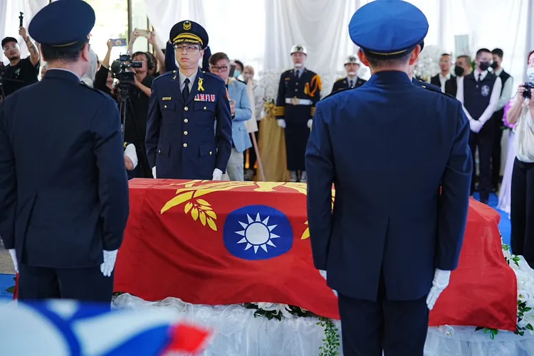 4名分局長及副分局長代表為已故所長劉宗鑫靈柩覆蓋國旗與警旗。警方提供