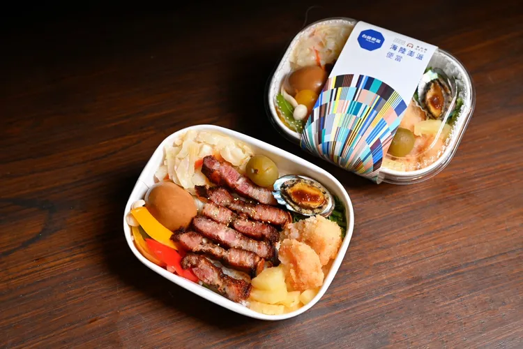 台鐵「海陸澎派便當」，可吃到辦桌菜冷盤鮑魚、鳳梨蝦球等，於3縣市限定販售。設研院提供