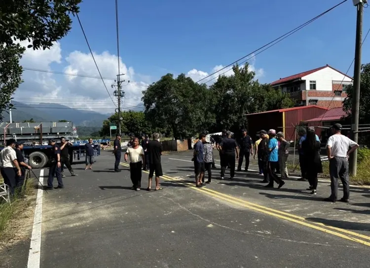 警方到場戒備避免雙方爆發肢體衝突。民眾提供。