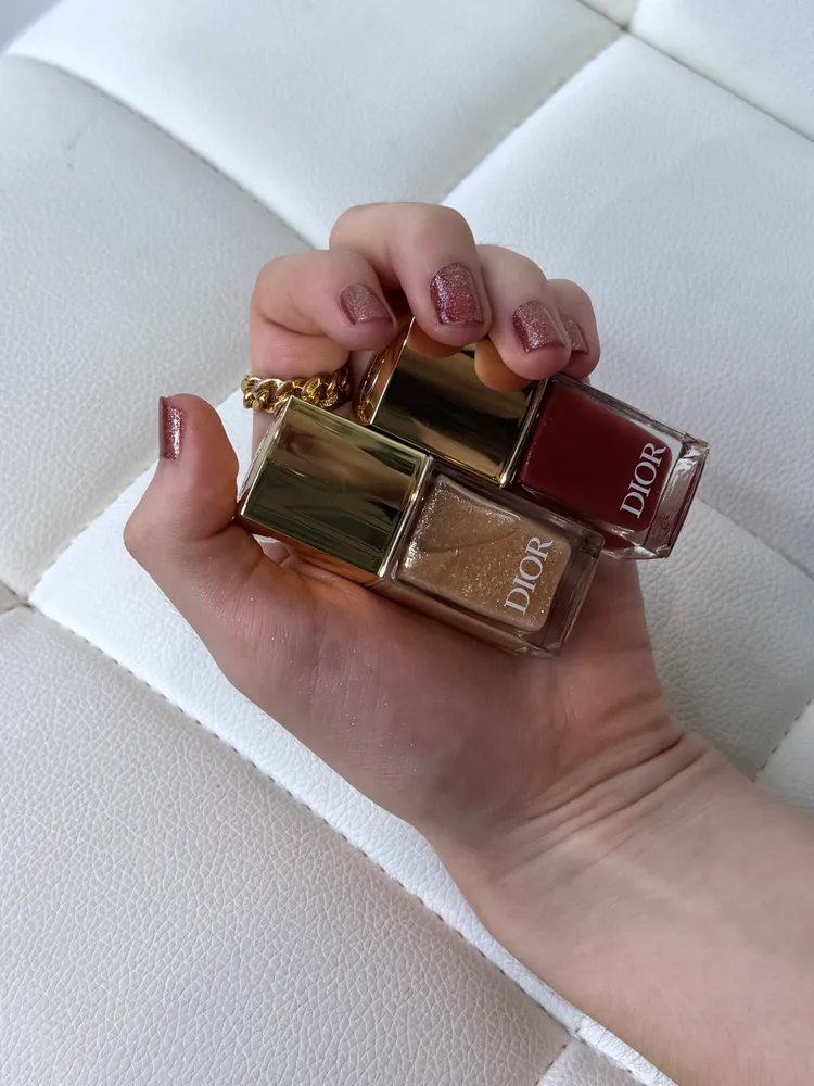 金燦凡爾賽亮彩指甲油、透亮指甲油，各1050元。張家玲攝