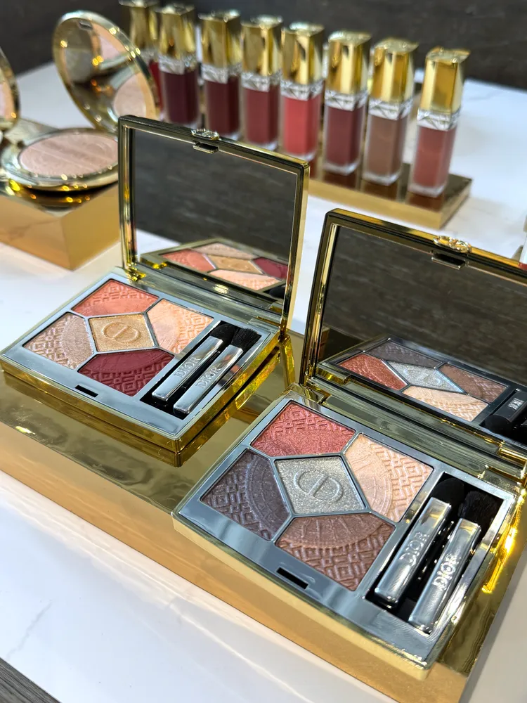 金燦凡爾賽經典五色眼影#643（左）、#863（右），各2850元。張家玲攝