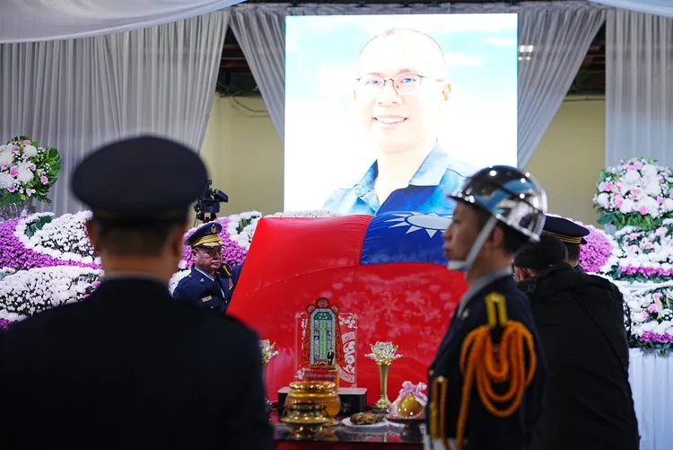 清水派出所長劉宗鑫4歲女兒預錄影片在靈堂上播放，一句拜託老天爺讓爸爸回來，逼哭在場許多人。翻攝畫面