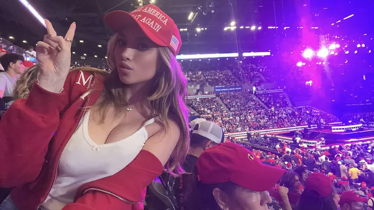 川普造勢大會也曾經變成艾娃的露奶演出地點。翻攝自艾娃X
