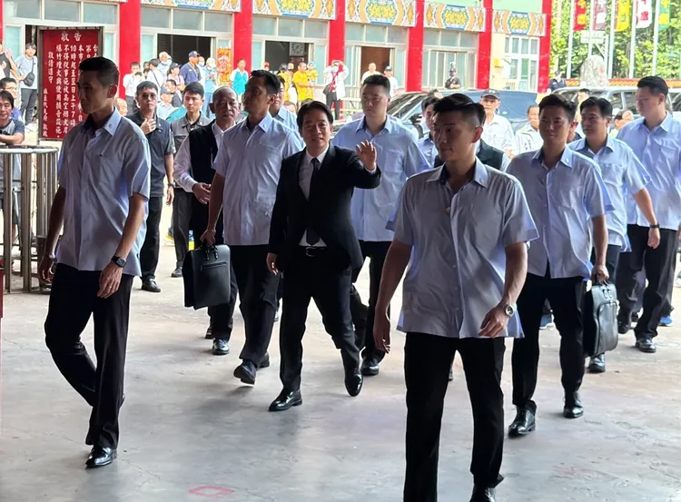 賴清德總統今天到台南拜廟，他說台灣不能沒有颱風，但要把傷害降到最低。莊曜聰攝