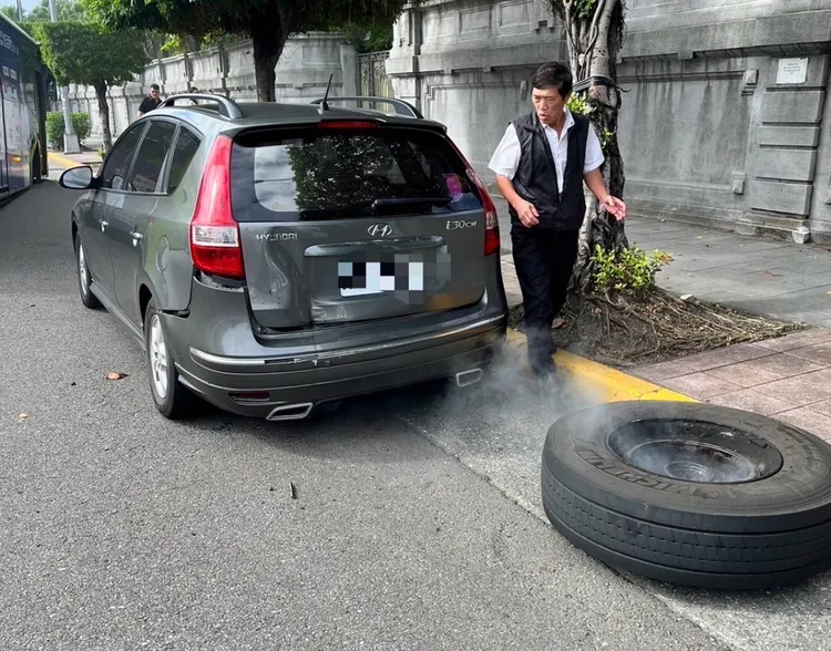 停在路旁的黑色休旅車無端遭公車輪胎擊中，後車箱凹陷，車主也嚇了一大跳。邱婷蔚議員提供