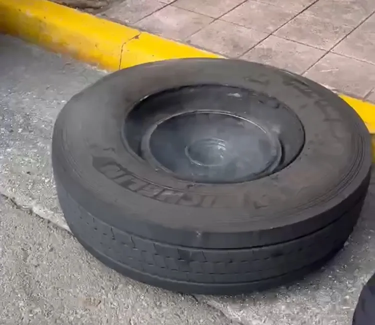 肇事的公車輪胎還在冒煙。邱婷蔚議員提供