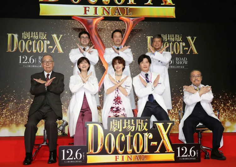 西田敏行（前排右起）10月8日與田中圭、米倉涼子、內田有紀等人出席電影版《派遣女醫X》記者會，成了最後身影。翻攝日刊體育