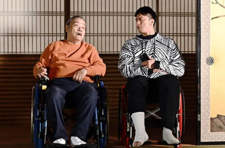 西田敏行（左）2021年在《我家的故事》飾演長瀨智也的爸爸，病危救回一命，劇中坐輪椅演出。劇照