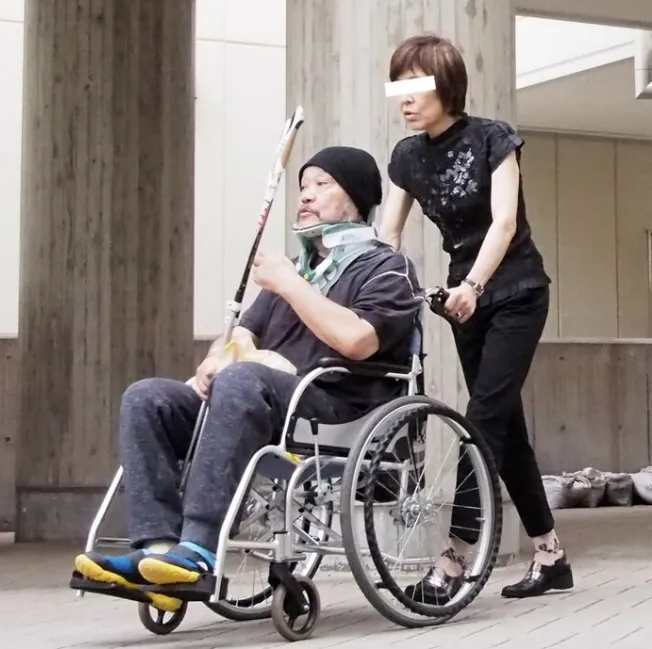 西田敏行2019年被目擊坐著輪椅行動。翻攝女性自身
