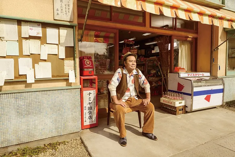 西田敏行在《解憂雜貨店》飾演溫柔的爺爺。劇照